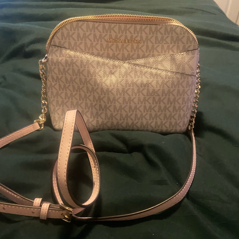 MK crossbody purse. Brand new still has tags on inside never worn it
